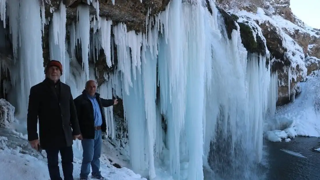 'Sibirya soğukları şelaleyi dondurdu, dev sarkıtlar görsel şölen sundu'