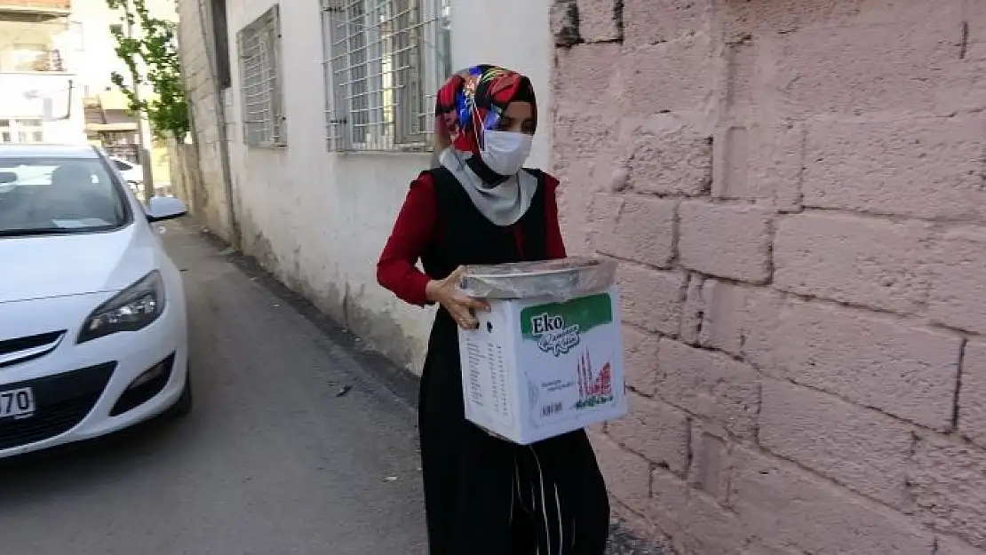 'Sıcak sıcak hazırlanan iftar yemekleri tek tek evlere bırakılıyor'
