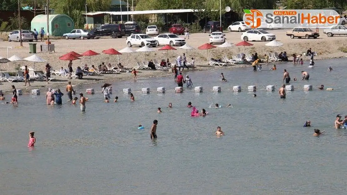 Sıcaktan bunalanlar Hazar Gölü'nde serinliyor