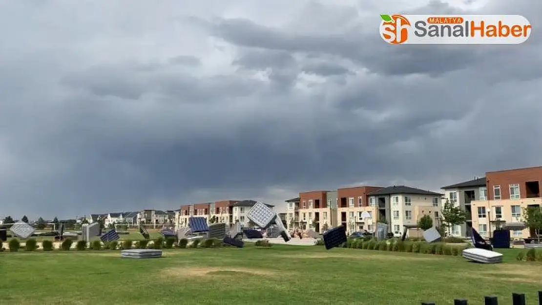 Şiddetli rüzgarda uçan 150 şişme yatağın rüzgarla dansı