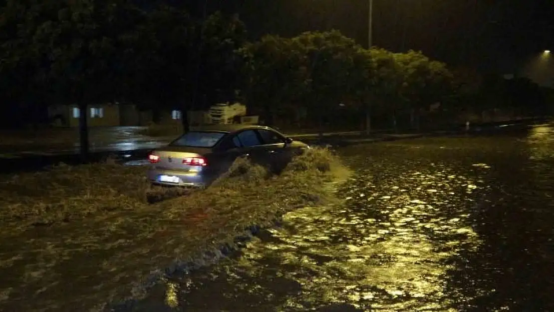 'Şiddetli yağış Adıyaman´da etkili oldu: Cadde ve sokaklar göle döndü'