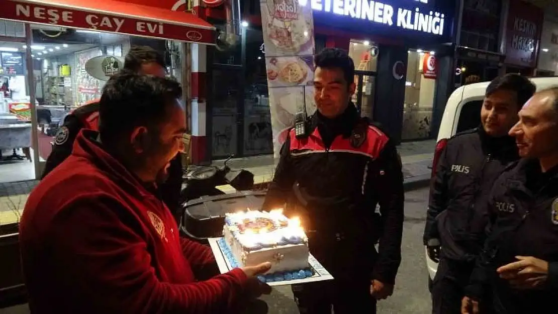 '''Silahlı Kavga var'' diye çağrılan polislere pasta sürprizi'