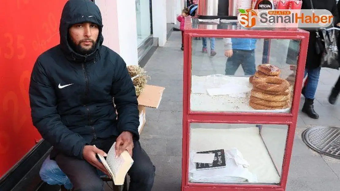 Simit satarak kitap okuyor