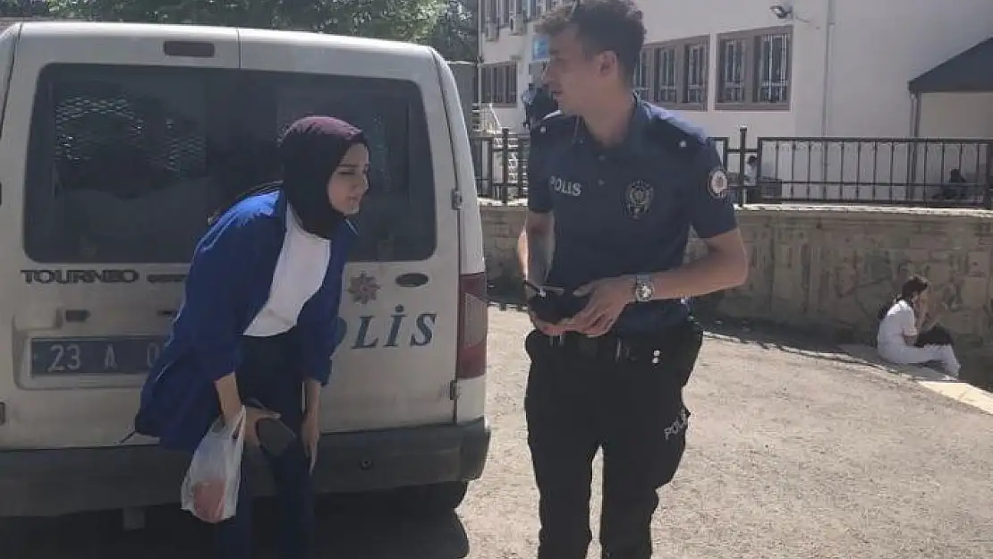 'Sınava geç kalan vatandaşların yardımına polis ekipleri yetişti'