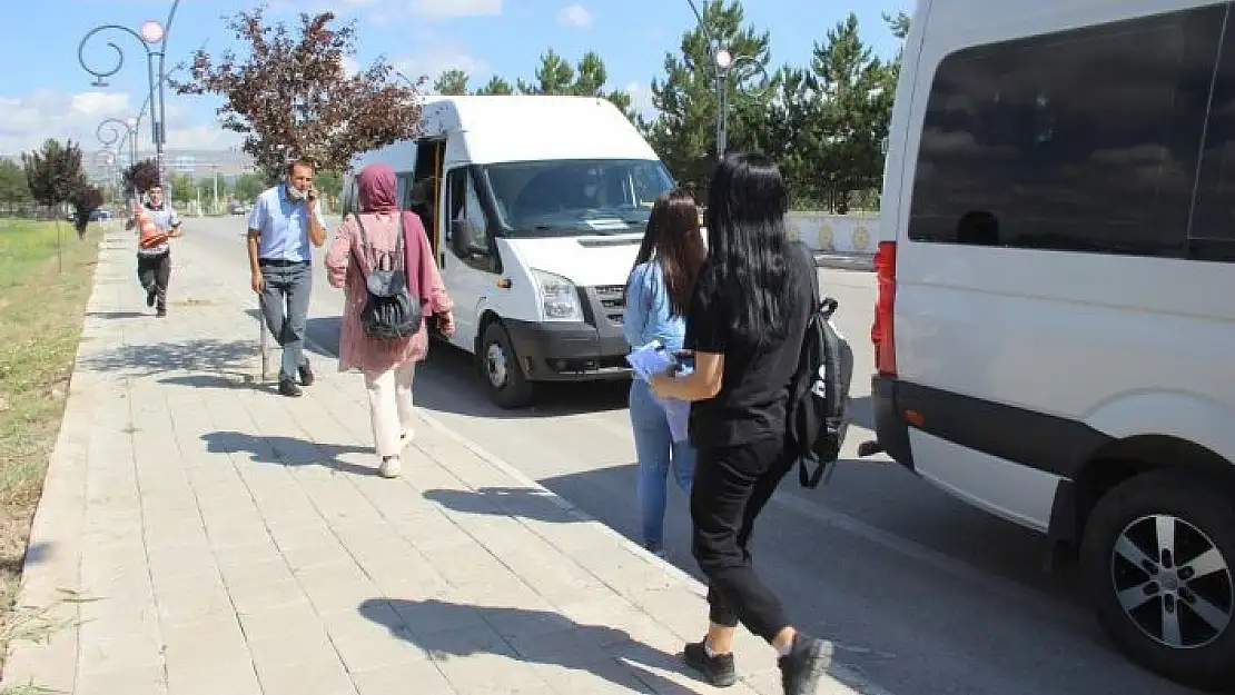 'Sınava giden öğrencileri taşıyan servis arızalandı, öğrencilerin imdadına polis yetişti'