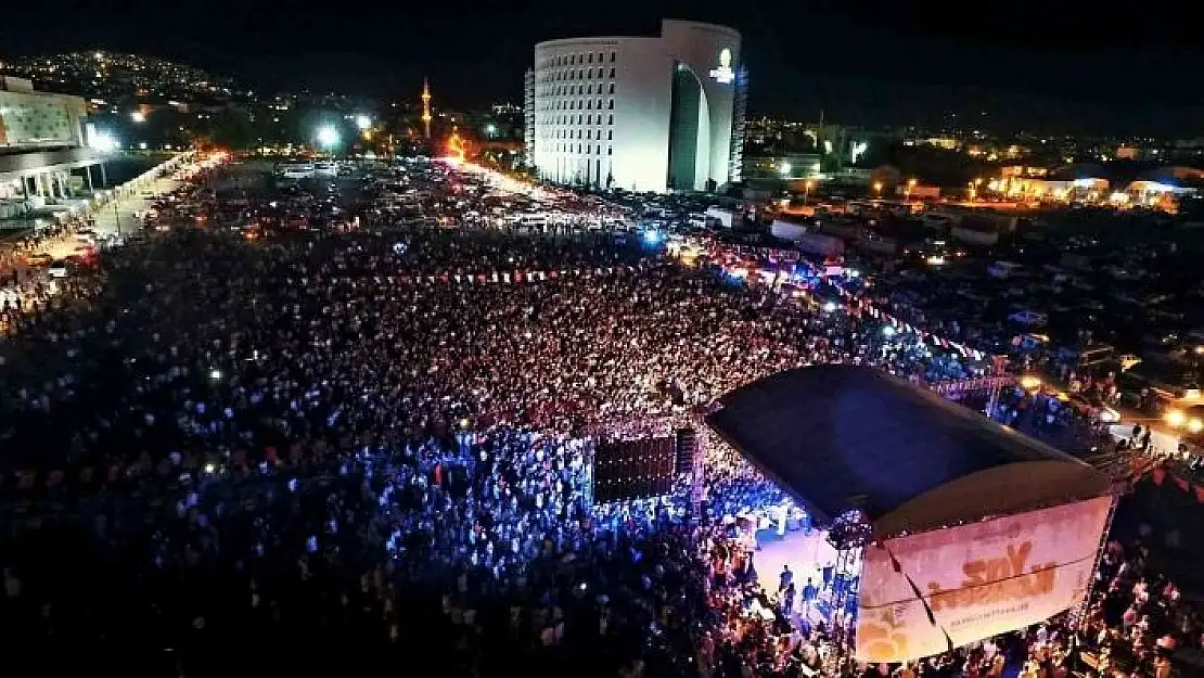 'Sınava giren gençler, sınav yorgunluğunu Canbay ve Wolker konserinde attı'