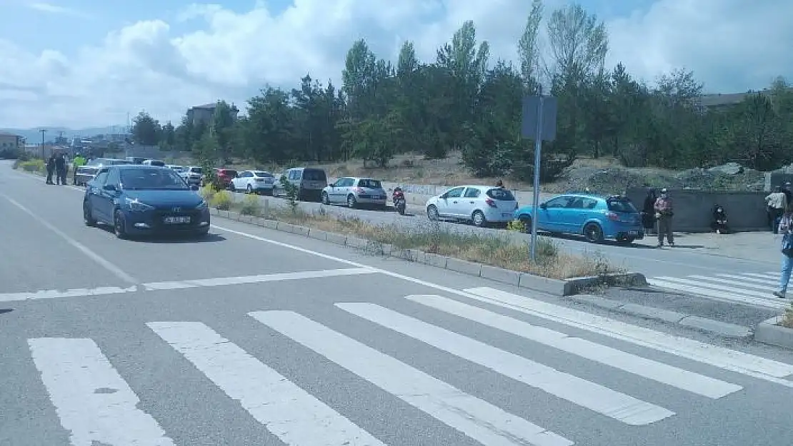 'Sınava yetişmek isterken araç çarpan iki genç sınava giremedi'