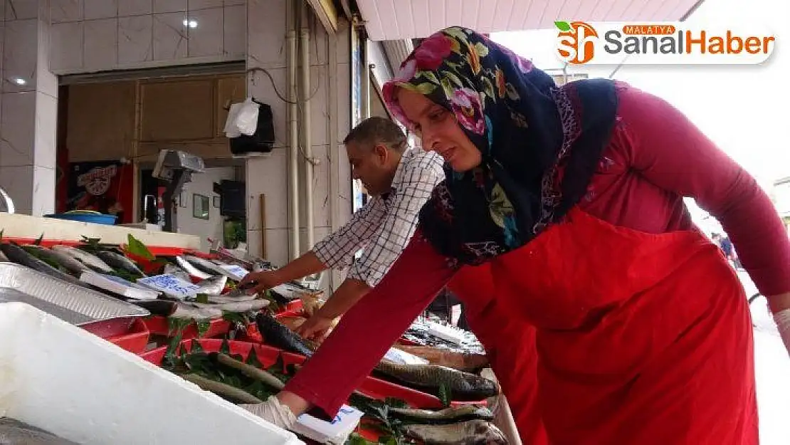 Sırt sırta verip balıkçı tezgahında çocukları için ter döküyorlar