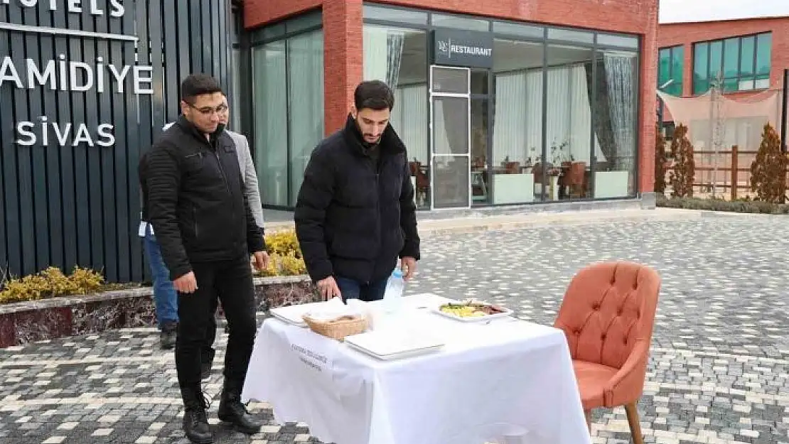 'Şişe fırlatma akımına katıldılar, Sivas köftesi için yarıştılar'