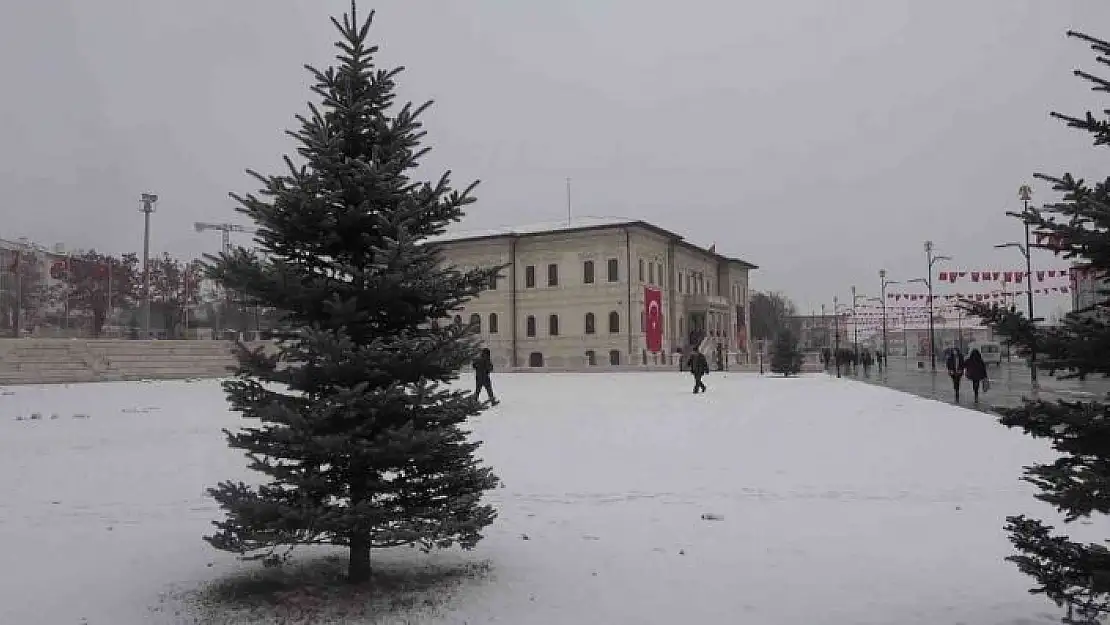 'Sivas´a yaz gelmiyor, kent beyaza büründü'