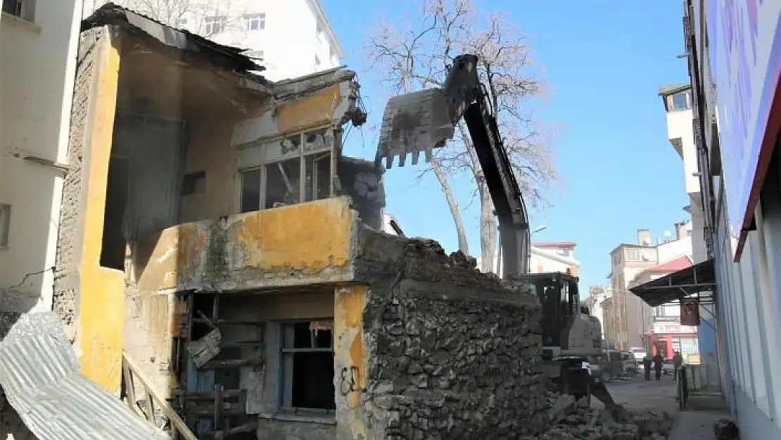 'Sivas Belediyesi 103 metruk binayı yıktı'