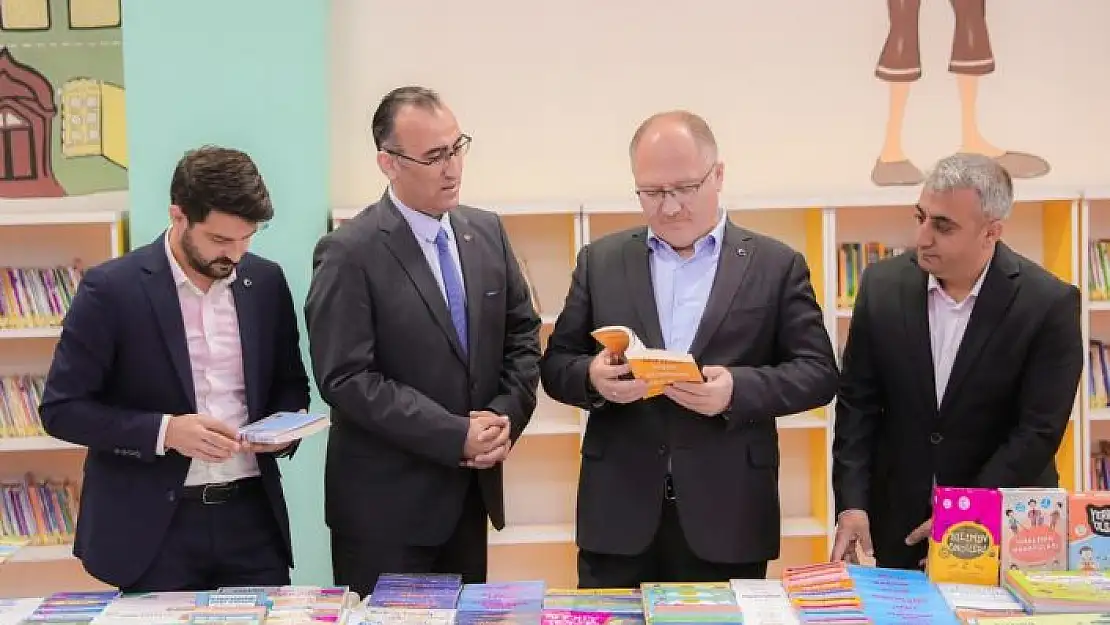 'Sivas Belediyesi, kütüphaneye 500 kitap bağışladı'