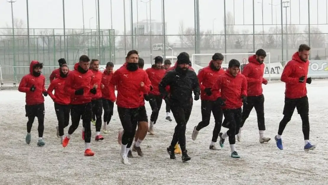 'Sivas Belediyespor, kar altında çalıştı'