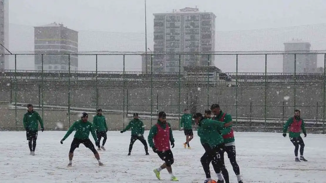 'Sivas Belediyespor, kar altında çalıştı'