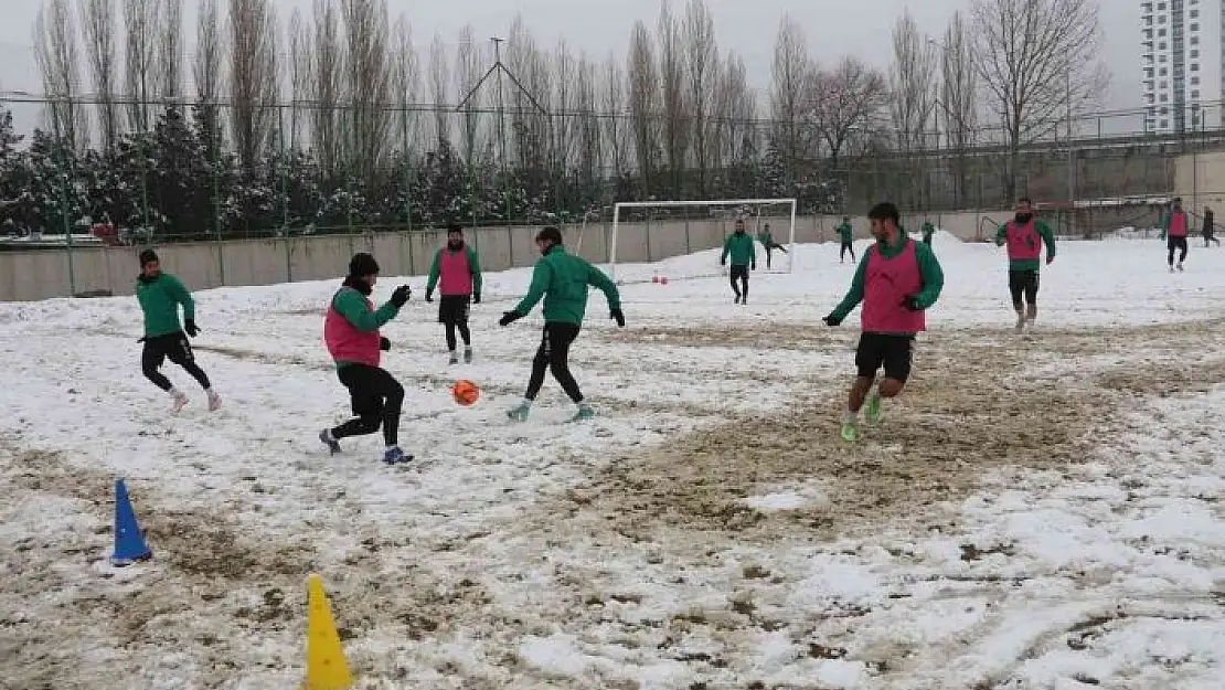 'Sivas Belediyespor, kar yağışı altında çalıştı'