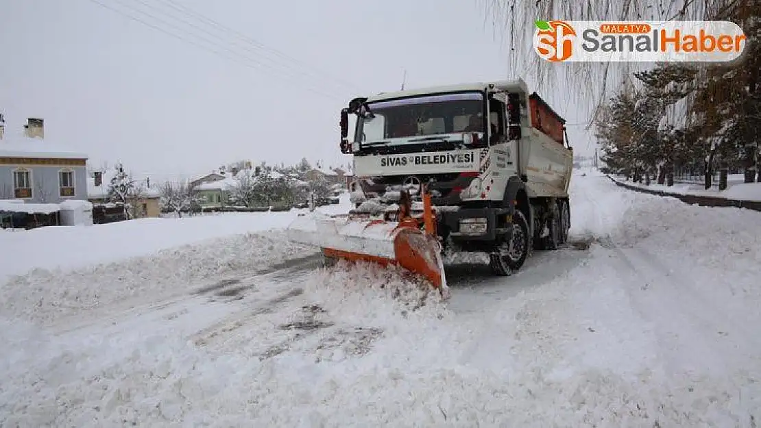 Sivas kent merkezinde kar temizleme çalışmaları aralıksız devam ediyor
