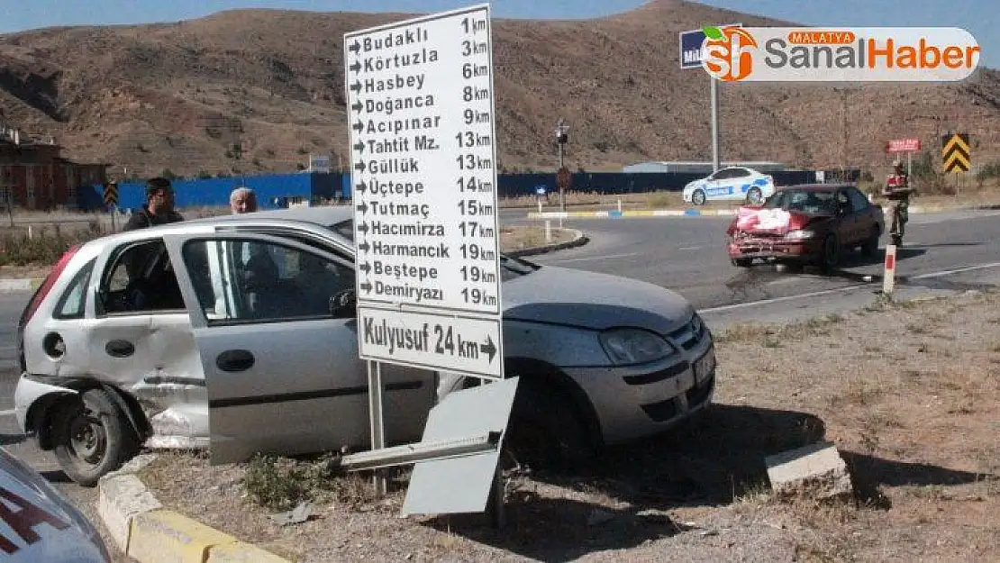 Sivas'ta 4 kişinin yaralandığı kaza anı güvenlik kamerasında