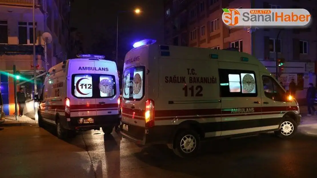 Sivas'ta 4 kişinin yaralandığı kaza güvenlik kamerasına yansıdı