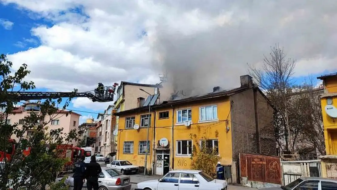 'Sivas´ta binanın çatısında çıkan yangın paniğe neden oldu'