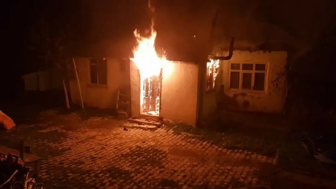 'Sivas´ta bir ev alev alev yandı, o anlar kameraya yansıdı'