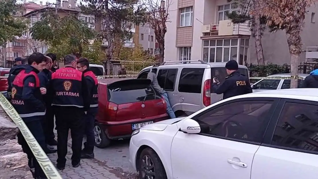 'Sivas´ta feci olay: İki otomobilin arasında sıkışarak hayatını kaybetti'