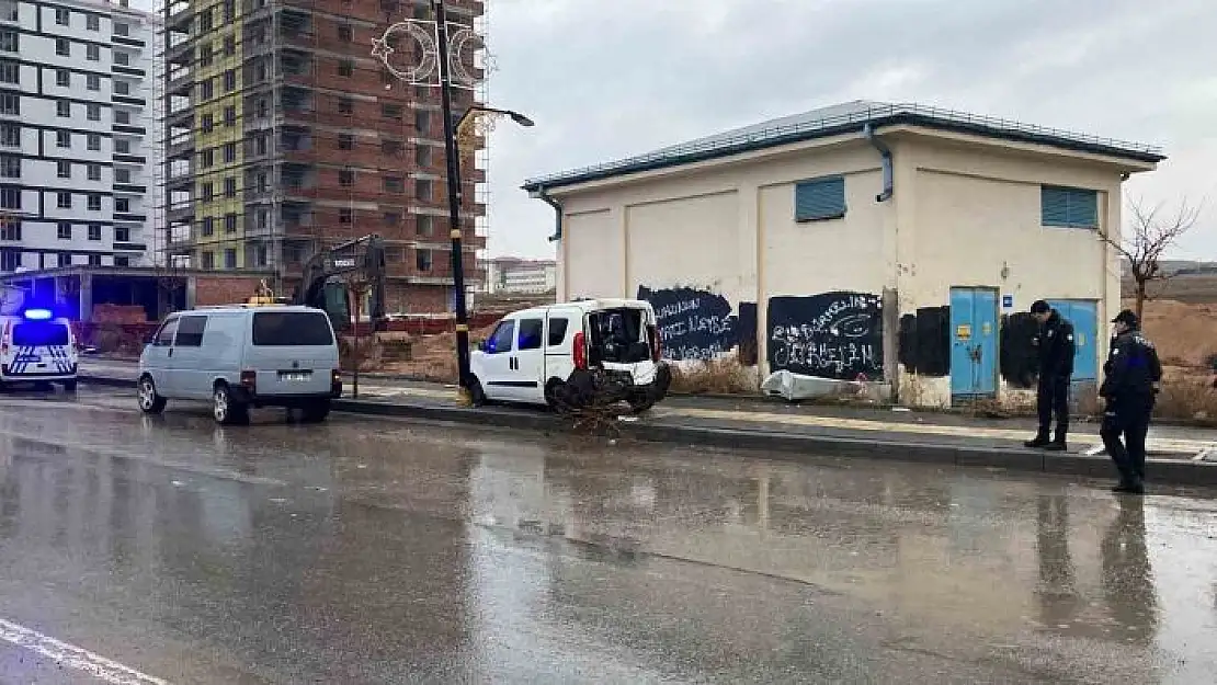'Sivas´ta hafif ticari araç ağaca, ardından direğe çarptı: 1´i ağır 4 yaralı'
