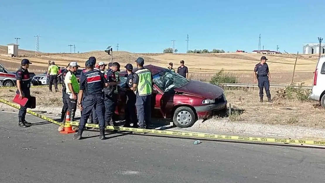 'Sivas´ta hafif ticari araç ile otomobil kavşakta çarpıştı: 1 ölü, 6 yaralı'