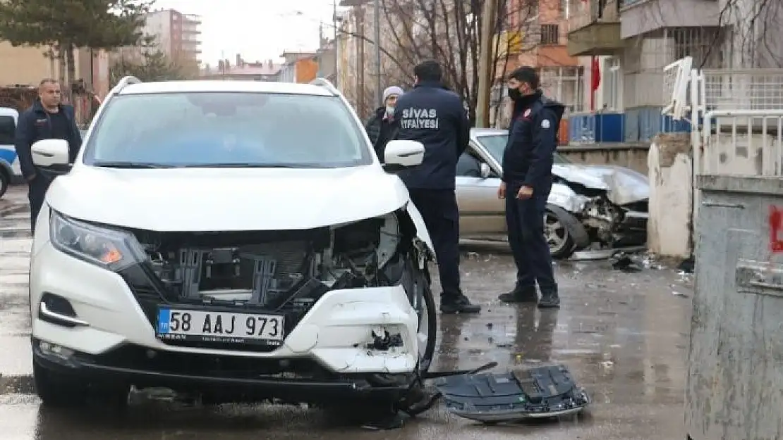 'Sivas´ta iki otomobil çarpıştı: 2 yaralı'
