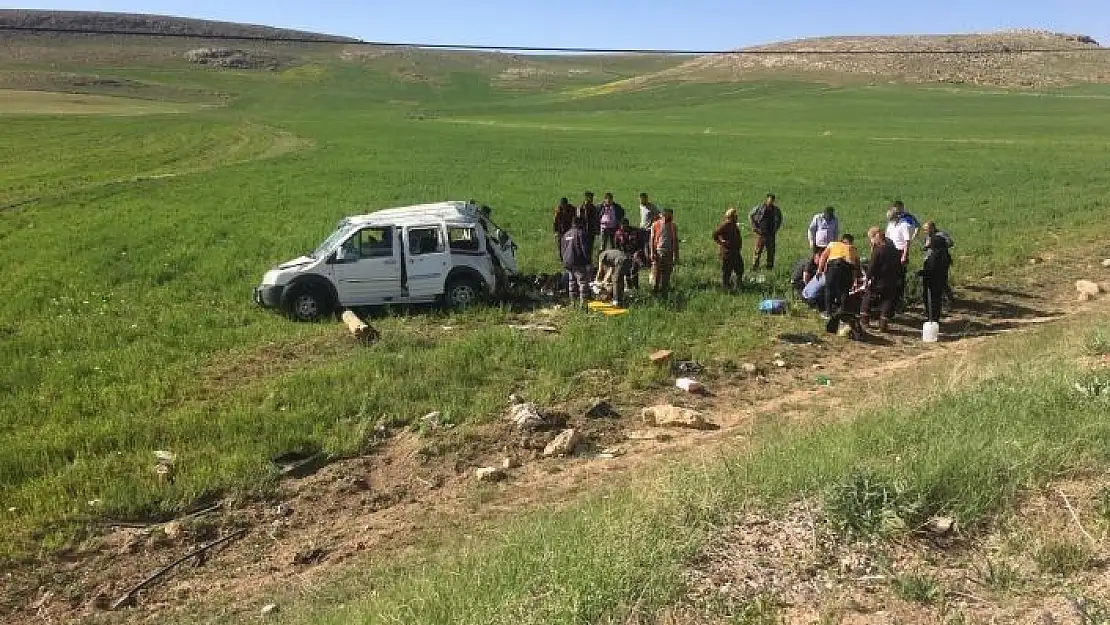 'Sivas´ta kamyonet şarampole uçtu: 2´si ağır 5 yaralı'