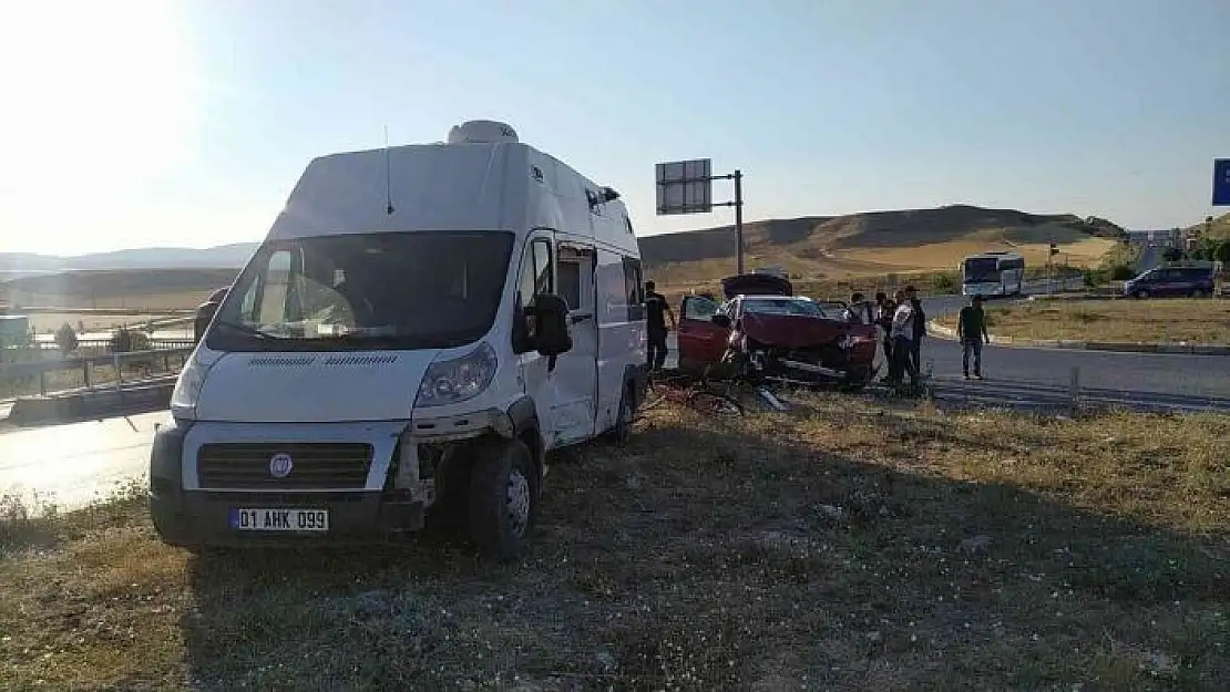 'Sivas´ta karavan ile otomobil çarpıştı: 7 yaralı'