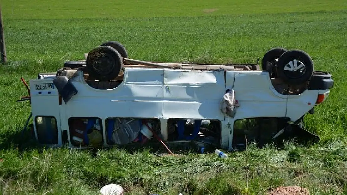 'Sivas´ta mevsimlik işçileri taşıyan minibüs kaza yaptı: 5 yaralı'