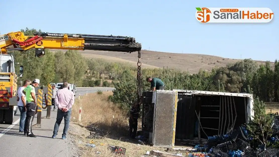 Sivas'ta meyve yüklü kamyon devrildi: 1 yaralı