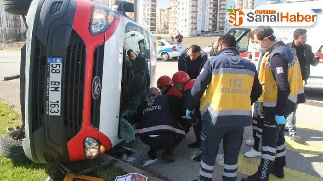 Sivas'ta minibüs devrildi: 1 yaralı