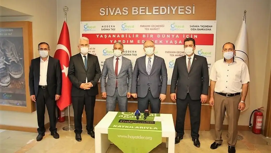 'Sivas´ta nakdi kırtasiye yardımı başladı'