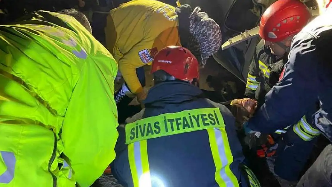 'Sivas´ta otomobil devrildi, sürücüyü itfaiye kurtardı'