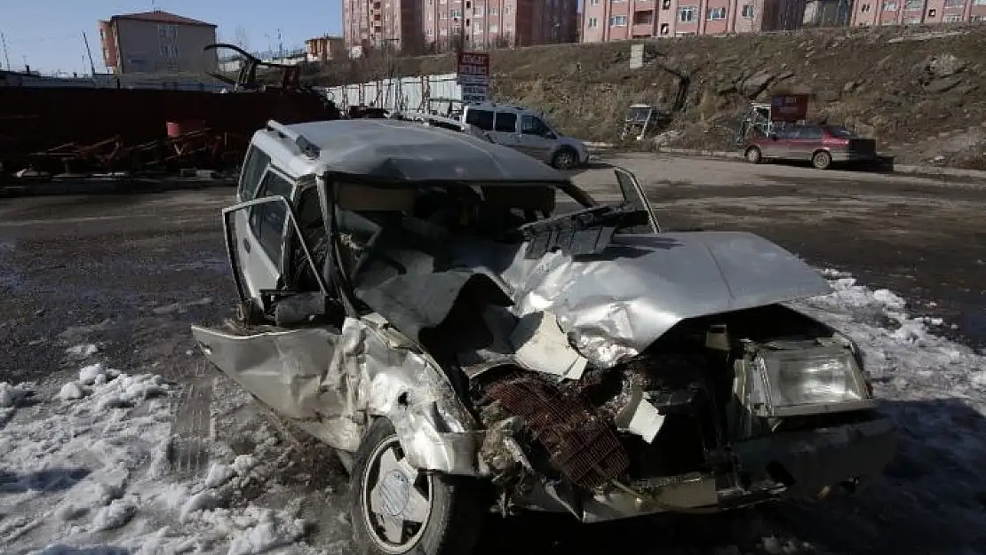 'Sivas´ta otomobil ile beton mikseri çarpıştı: 1 ölü, 2 yaralı'