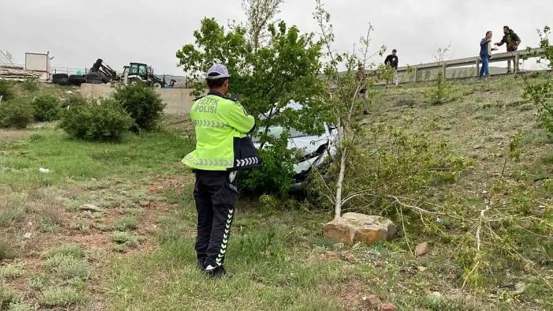 'Sivas´ta otomobil şarampole uçtu: 2 yaralı'