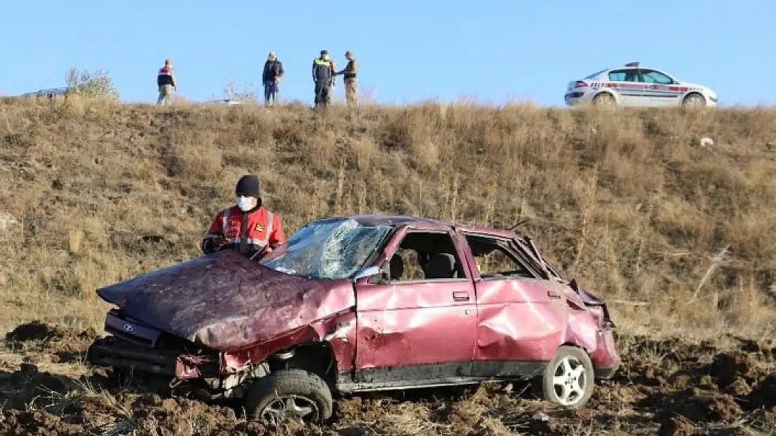 'Sivas´ta otomobil tarlaya uçtu: 1´i ağır 4 yaralı'