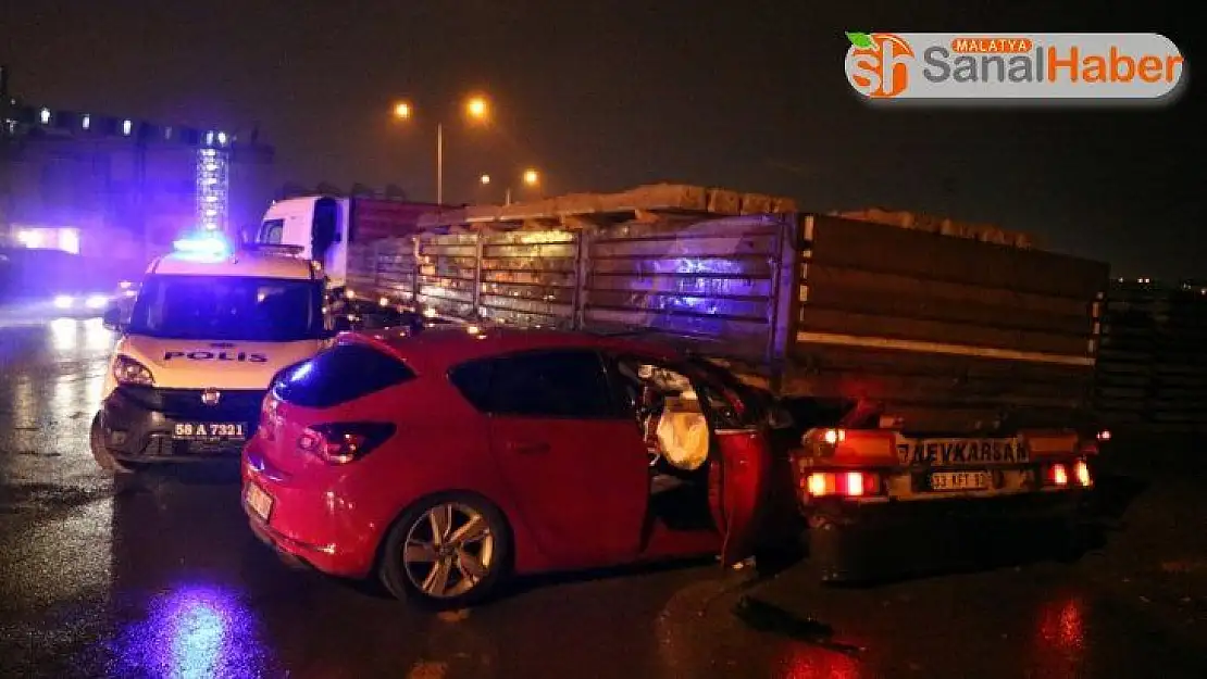 Sivas'ta otomobil tırın altına girdi: 4 yaralı