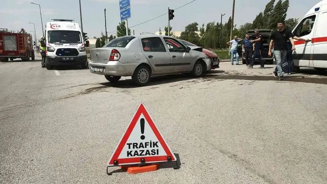 'Sivas´ta otomobiller çarpıştı: 2 yaralı'