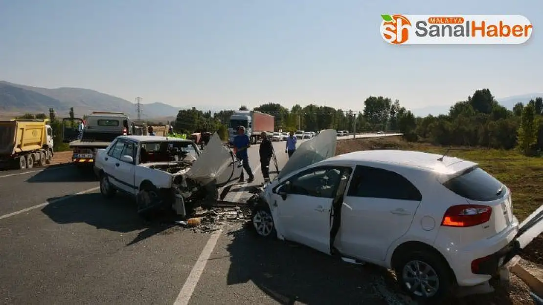 Sivas'ta otomobiller kafa kafaya çarpıştı: 1 ölü, 2 yaralı