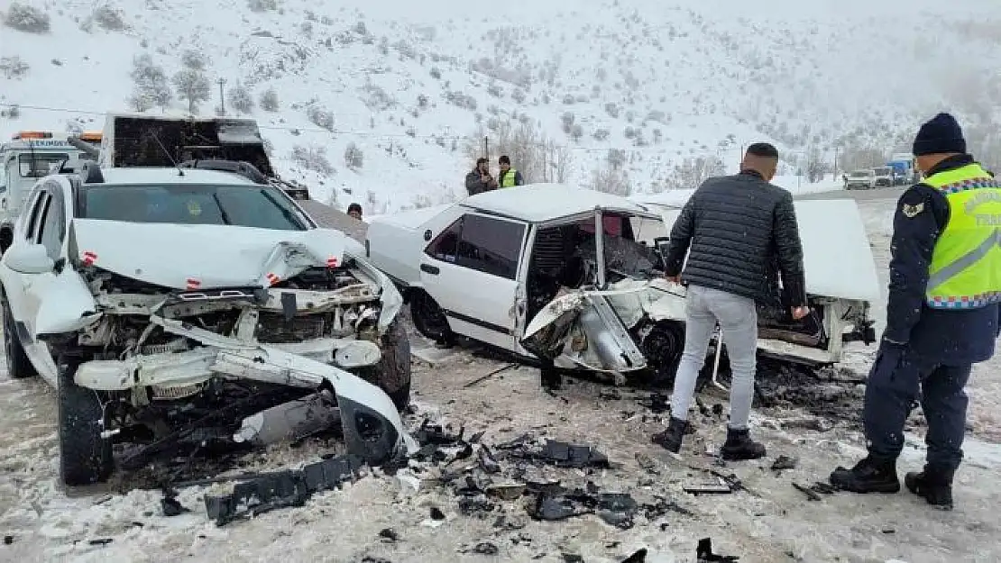 'Sivasta otomobiller kafa kafaya çarpıştı: 1 ölü, 6 yaralı'