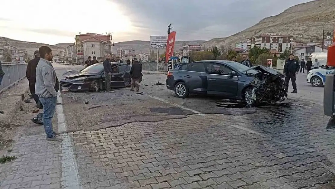 'Sivas´ta otomobiller kafa kafaya çarpıştı, sürücülerin burnu bile kanamadı'