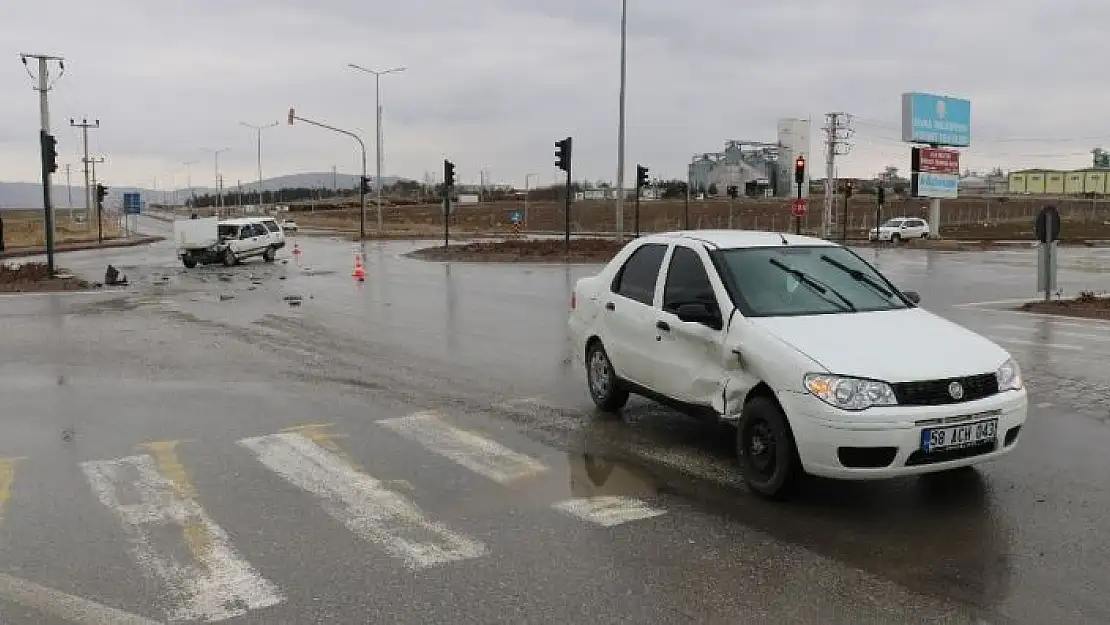 'Sivas´ta otomobiller kavşakta çarpıştı: 2 çocuk yaralandı'