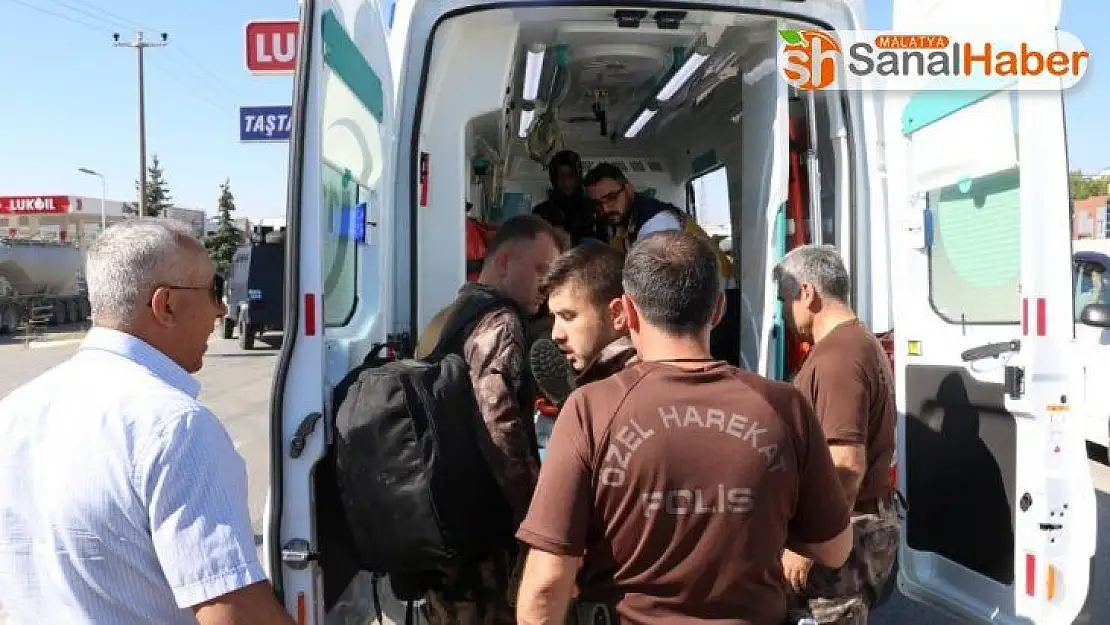 Sivas'ta özel harekat polislerini taşıyan servis kamyonetle çarpıştı: 5 yaralı