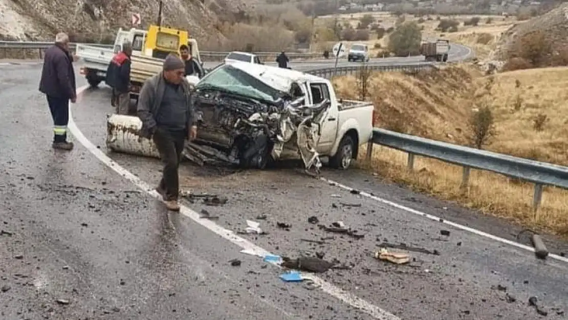 'Sivas´ta pikap ile tır çarpıştı: 1´i ağır 2 yaralı'