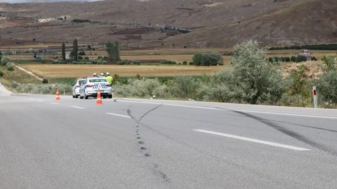 Sivas'ta seyir halinde lastik patladı: 6 yaralı