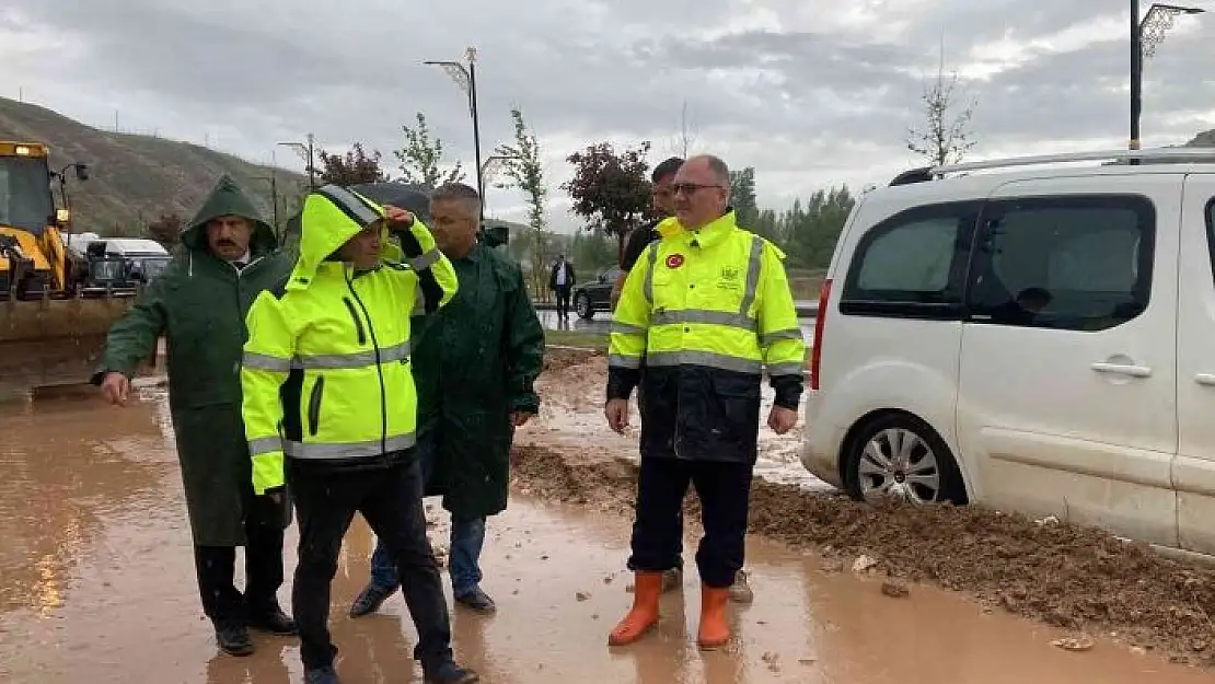 'Sivas´ta şiddetli yağış hayatı felç etti, bazı ev ve iş yerlerini su bastı'