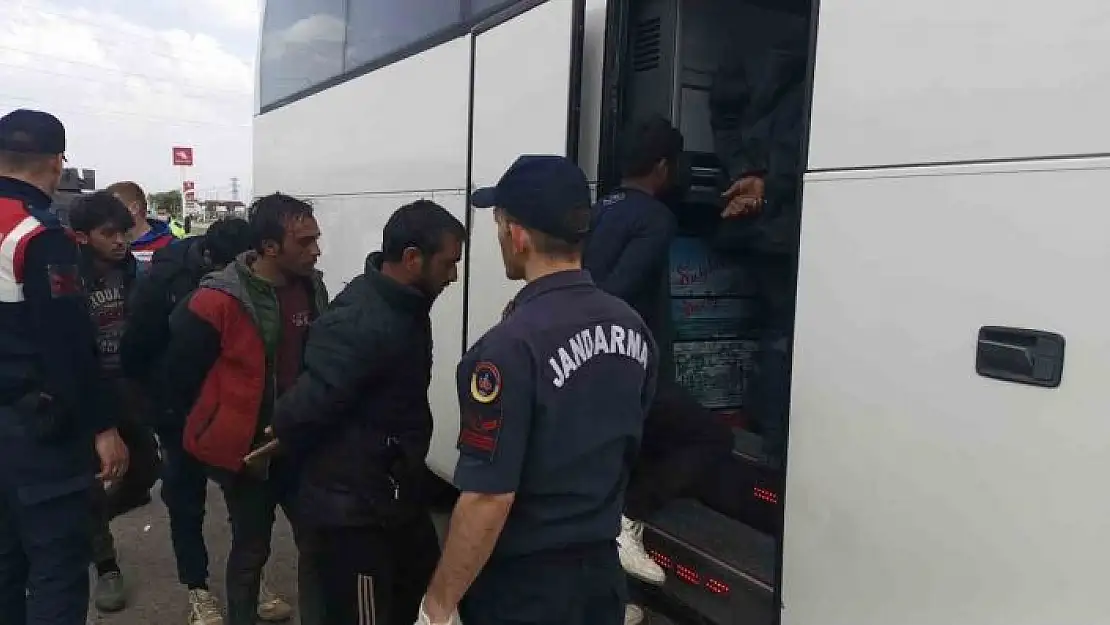 'Sivas´ta tırın dorsesinden 134 kaçak göçmen çıktı'