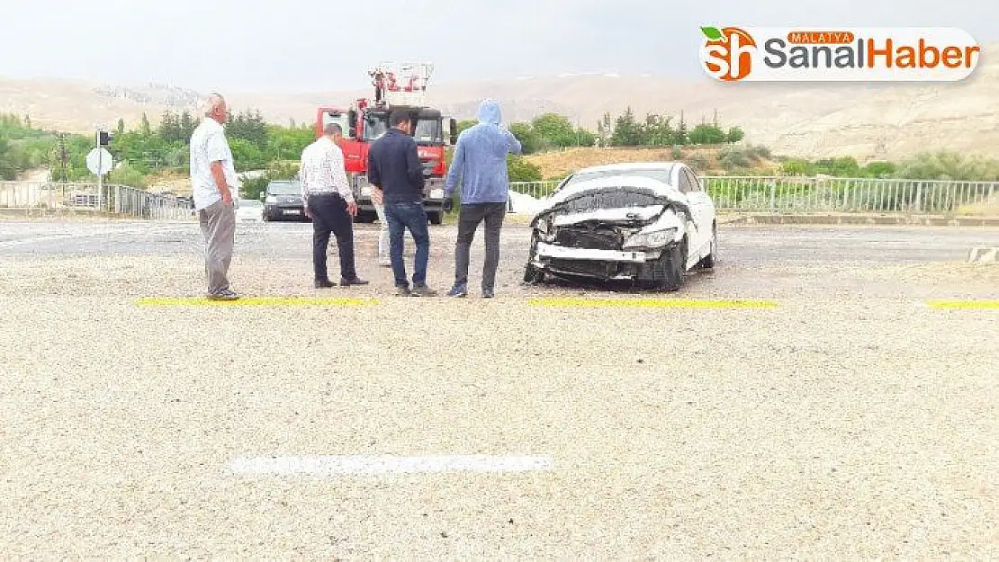 Sivas'ta trafik kazaları: 4 yaralı